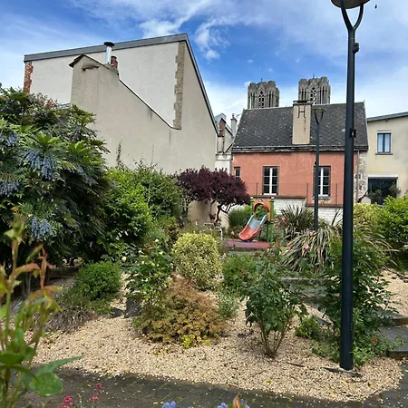 La Terrasse Des Sacres Au Pied De La Cathedrale * Reims