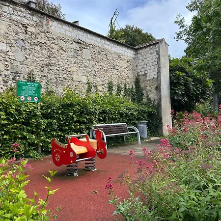 La Terrasse Des Sacres Au Pied De La Cathedrale * Reims